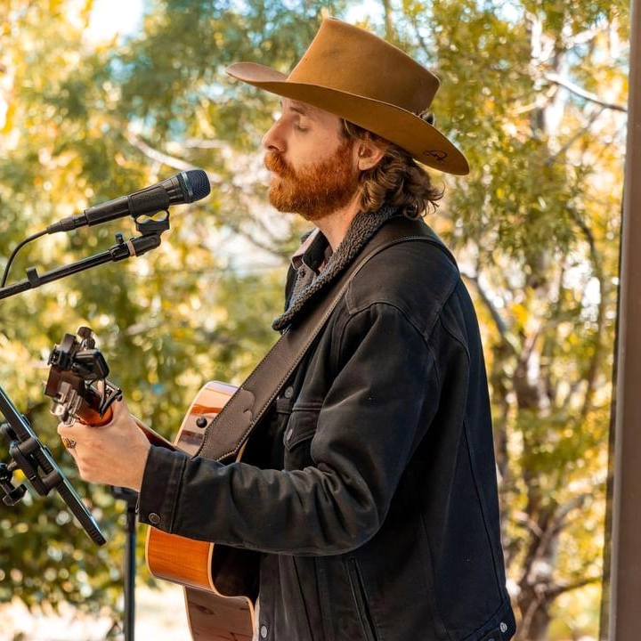 Live Music featuring Travis Guilliams